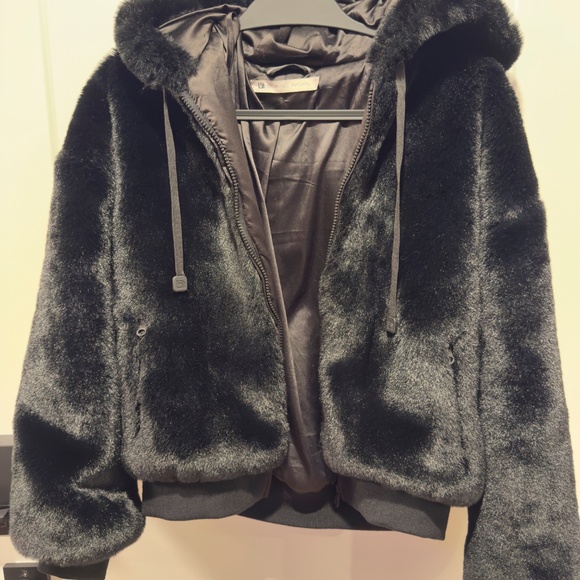 BLANC NOIR - Black Faux Fur Hooded Coat SIZE: M - Picture 5 of 7